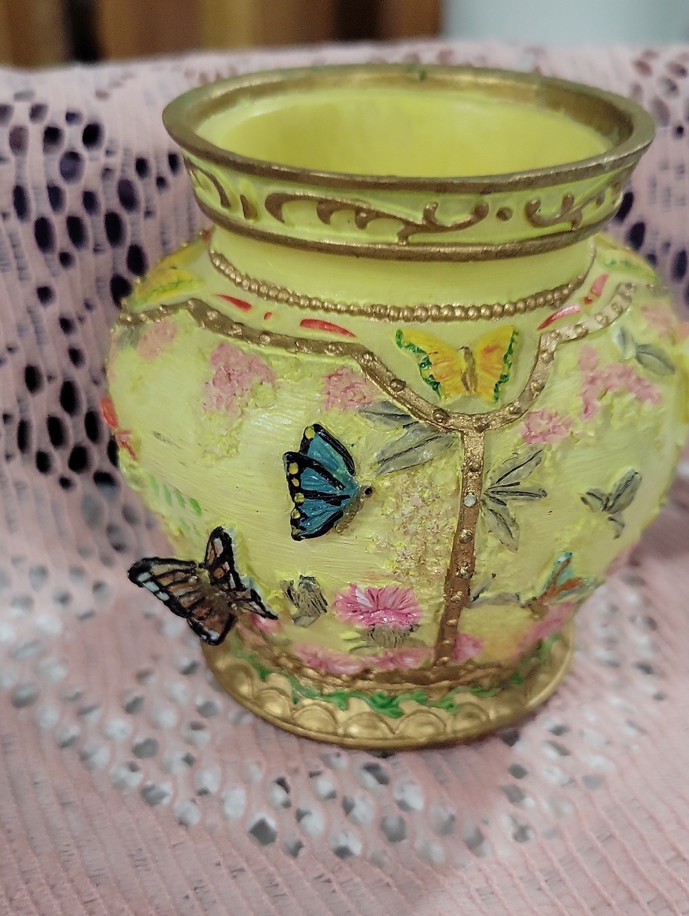 🦋 vintage resin vase 🦋